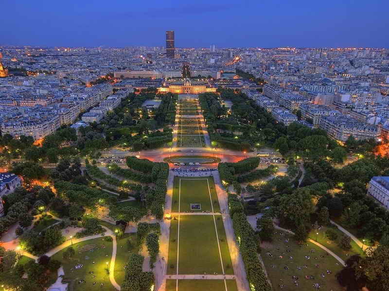 Елисейские поля в Париже